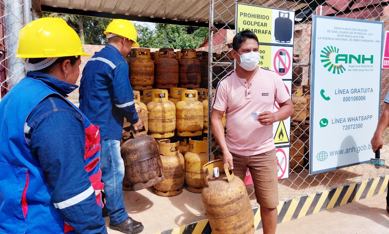 ANH entrega licencia de operaciones a puestos de venta de GLP en Riberalta