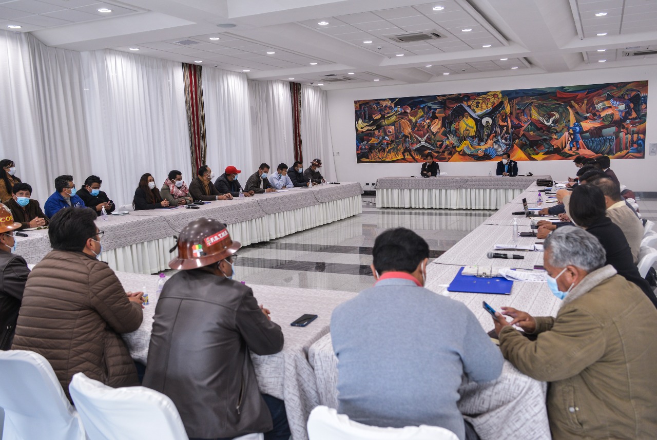 Gobierno y COB conforman cuatro comisiones de trabajo para atender pliego petitorio