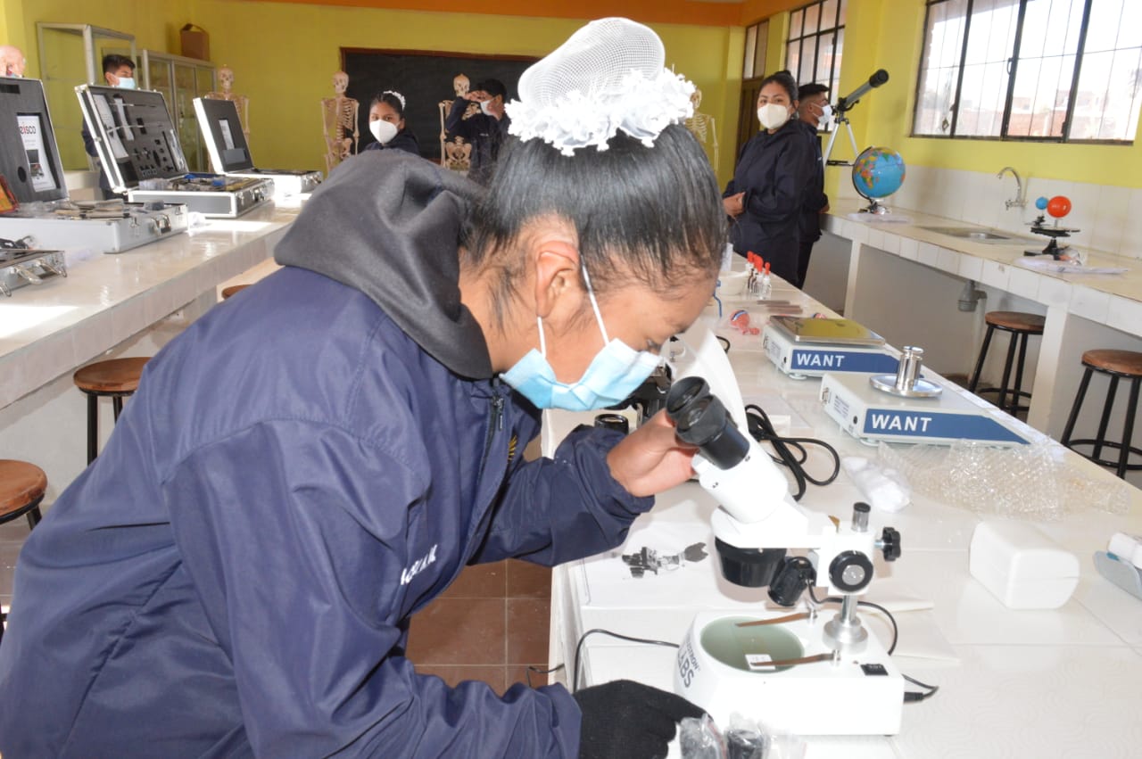 Colegio República de Rusia de la ciudad de El Alto recibe equipos de laboratorio