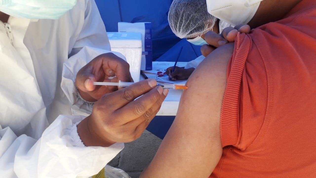 Aplican 2.129 dosis en primera jornada de vacunación contra el COVID-19 a menores de 16 y 17 años en Cochabamba