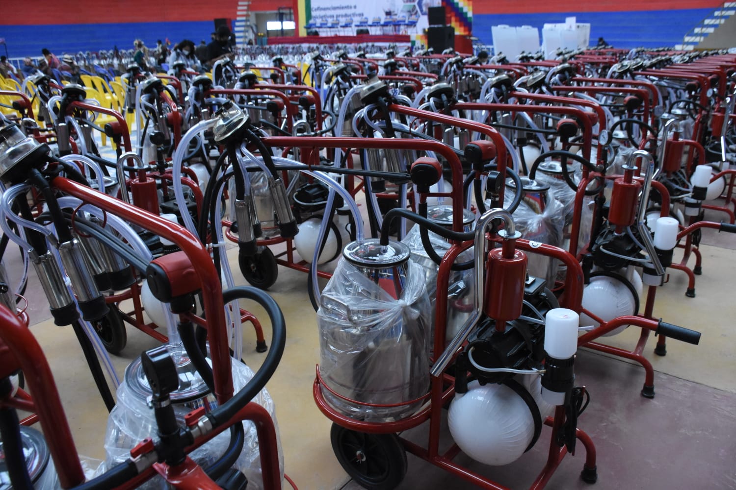 Presidente entrega equipos para productores lecheros y anuncia ampliación de planta industrializadora en Challapata