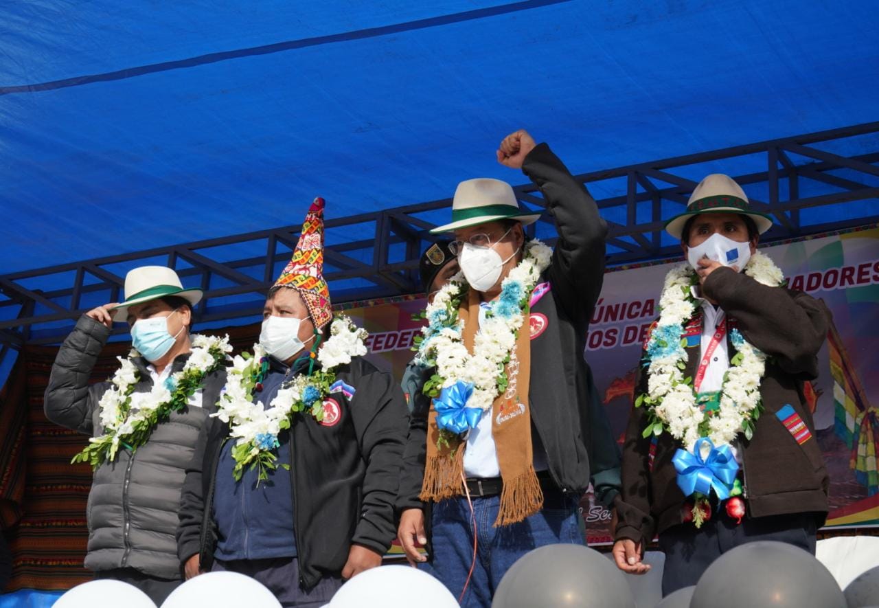 Presidente entrega dos vehículos a la Federación de Campesinos de Oruro por el 42 aniversario de su creación