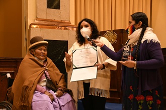 Entregan reconocimientos a parteras por su labor en La Paz y El Alto