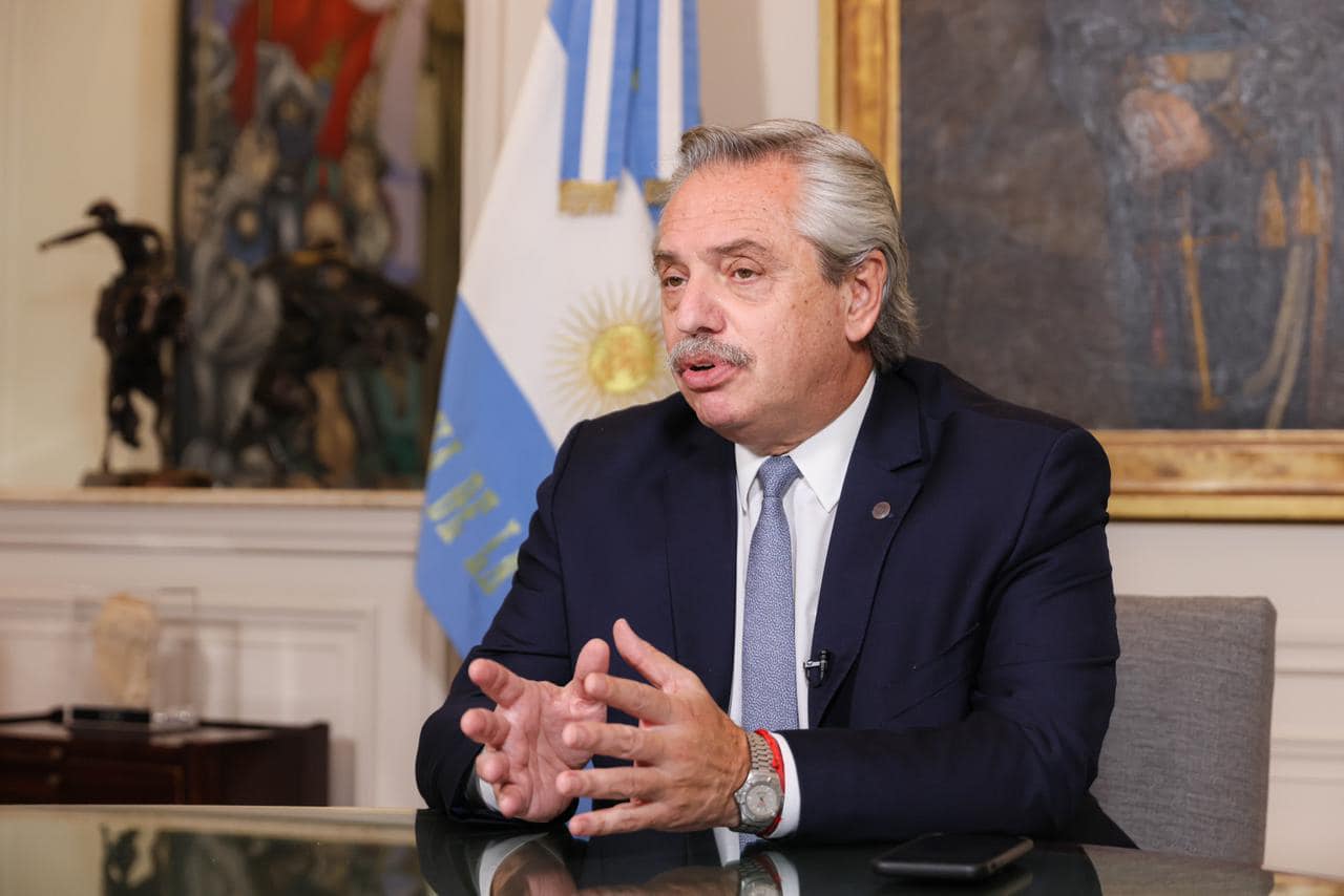 Presidente de Argentina anuncia que tiene coronavirus