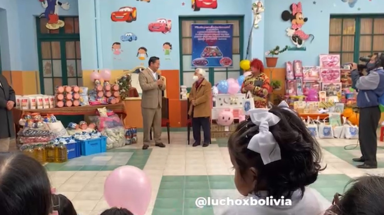 Presidente conmemora el Día del Niño con entrega de alimentos y juguetes al Hogar Carlos de Villegas (Amplia)