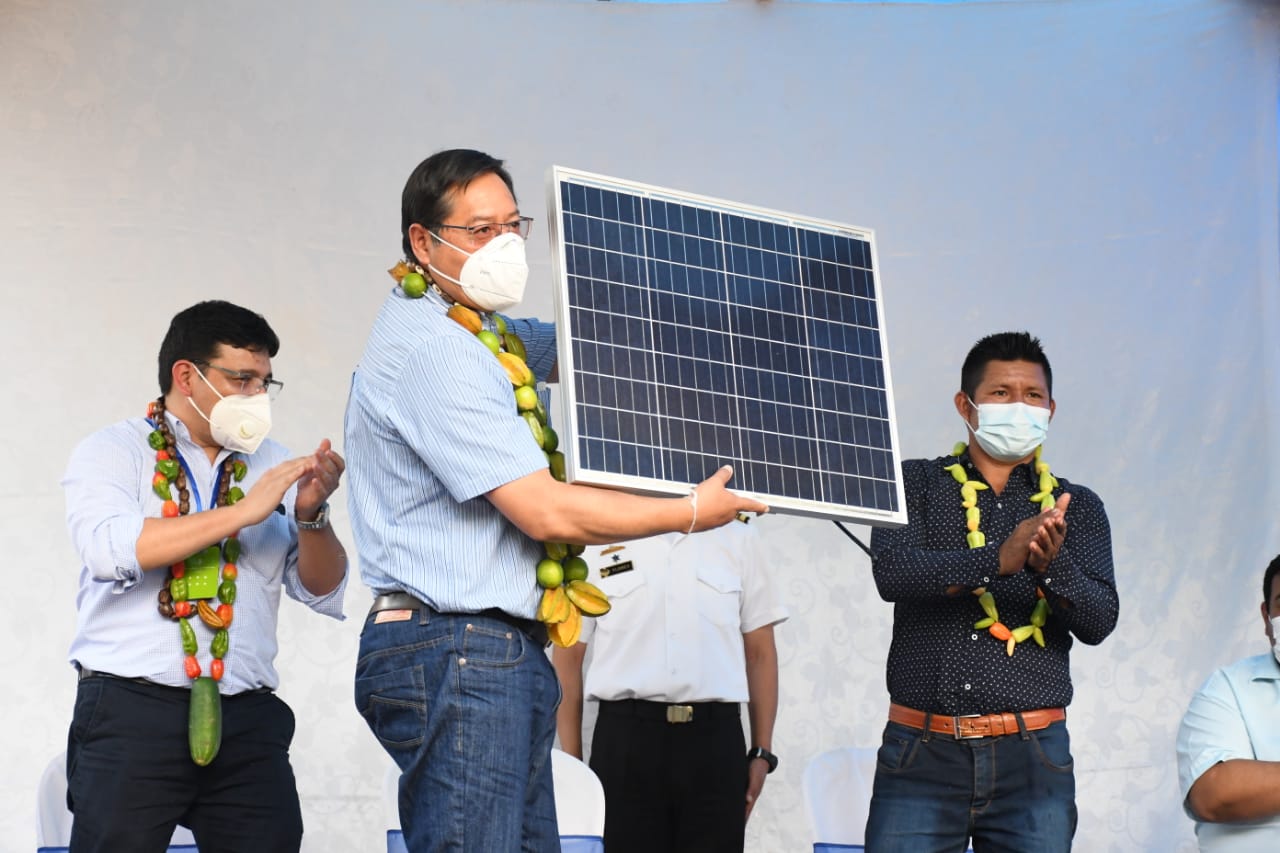 Presidente entrega sistemas fotovoltaicos para proveer electricidad a 250 familias de Riberalta.