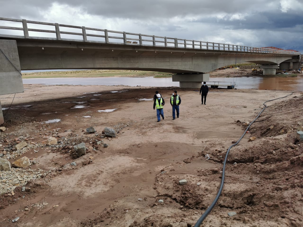 ABC verifica avance del 85% de construcción de puente en la ruta a Pisiga