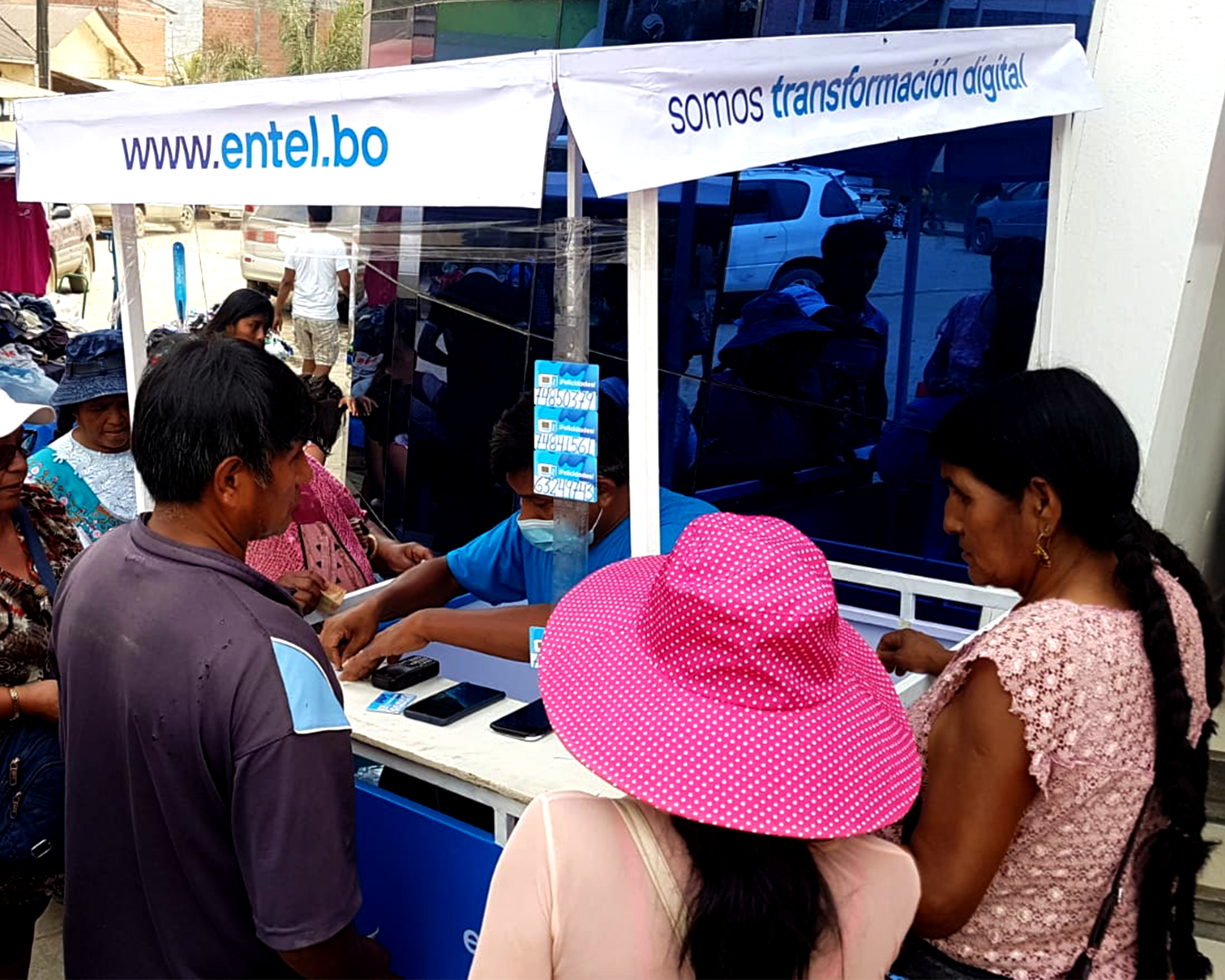 Entel amplía servicio de fibra óptica en Caranavi e instala 600 nuevos puntos