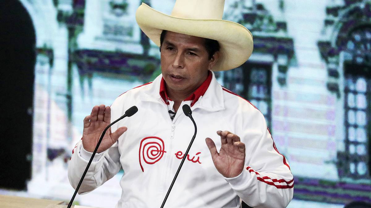 Pedro Castillo pasa a encabezar escrutinio al 94,05% de los votos en Perú
