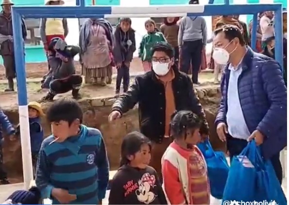 Presidente entrega regalos navideños a niños del área rural de Humatoma en Ayo Ayo