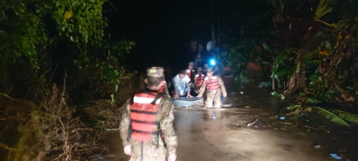 Defensa Civil rescata a familias afectadas por inundaciones a causa de fuertes lluvias en Ivirgarzama