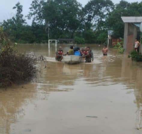 Defensa Civil rescata a 30 familias afectadas por riadas e inundaciones en el trópico de Cochabamba