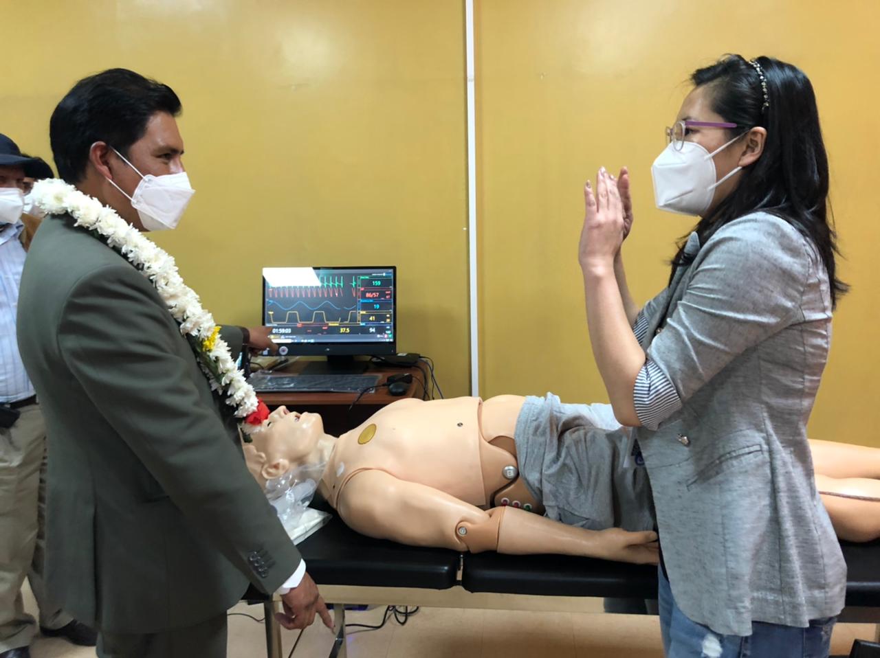 Instalan simulador humano para prácticas médicas y de asistencia sanitaria en el Hospital Oruro-Corea