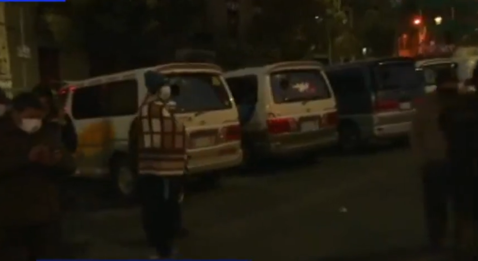 Gobierno convoca al diálogo a transportistas federados que bloqueaban el centro paceño