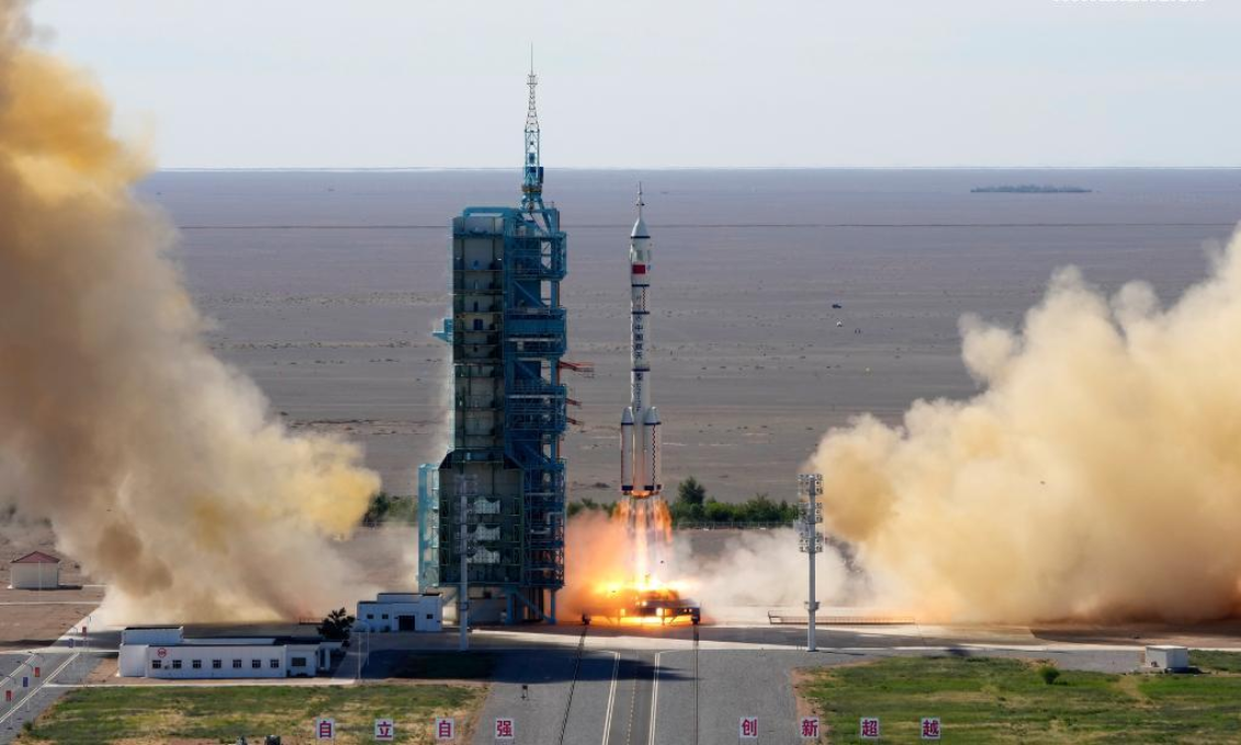 China lanza primera misión tripulada para construcción de estación espacial