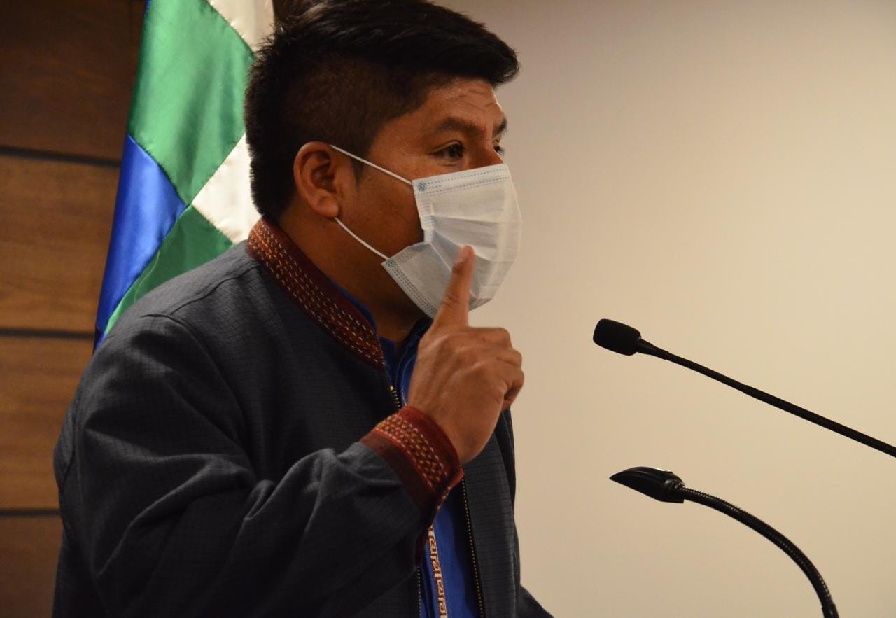 Senador Loza rechaza ataques de Camacho al trópico de Cochabamba y a Morales