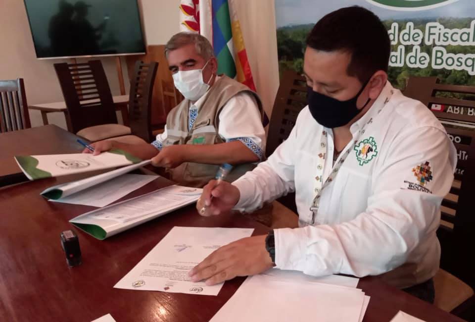 Santa Cruz: Senasag y ABT suscriben acuerdo para controlar el transporte y comercio de madera