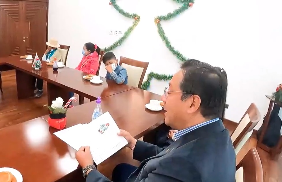 Presidente comparte con niñas y niños de Bolivia que se destacan en sus estudios y les desea una feliz Navidad