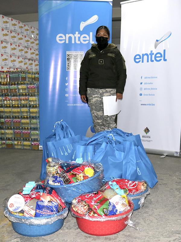 Entel entrega canastones, panetones y juguetes para apoyar campañas navideñas