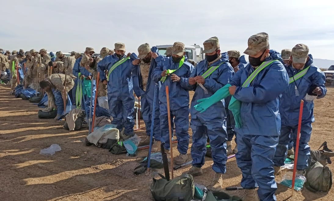 YPFB entregó 161 trajes de bioseguridad a la Segunda División del Ejército para la limpieza del lago Uru Uru