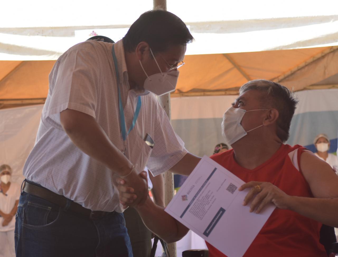 Bolivia inicia vacunación masiva contra el COVID-19 a personas con enfermedades de base