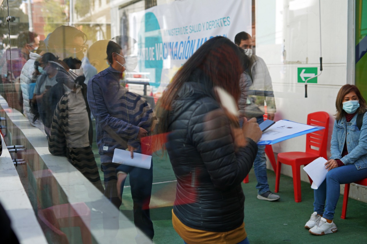 Legisladores piden a la población acudir a los centros de vacunación