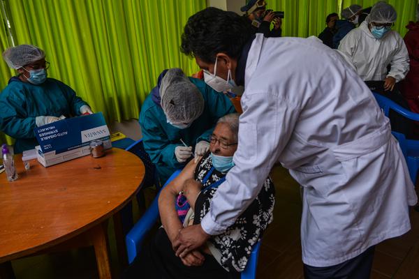 Presidente de Diputados insta a la población a acudir a los centros de vacunación