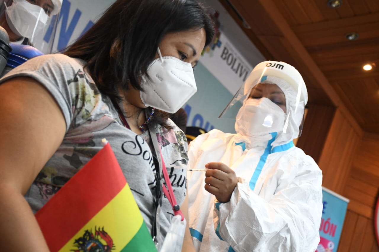 Presidente inicia vacunación contra el COVID-19 para periodistas de Cochabamba (amplia)
