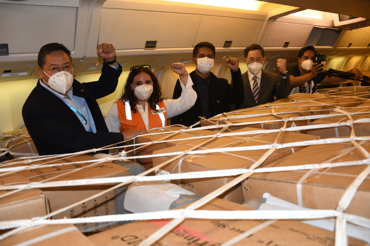 Arriba avión de BoA con 334.400 vacunas Sinopharm y 2,1 millones de jeringas (amplia)