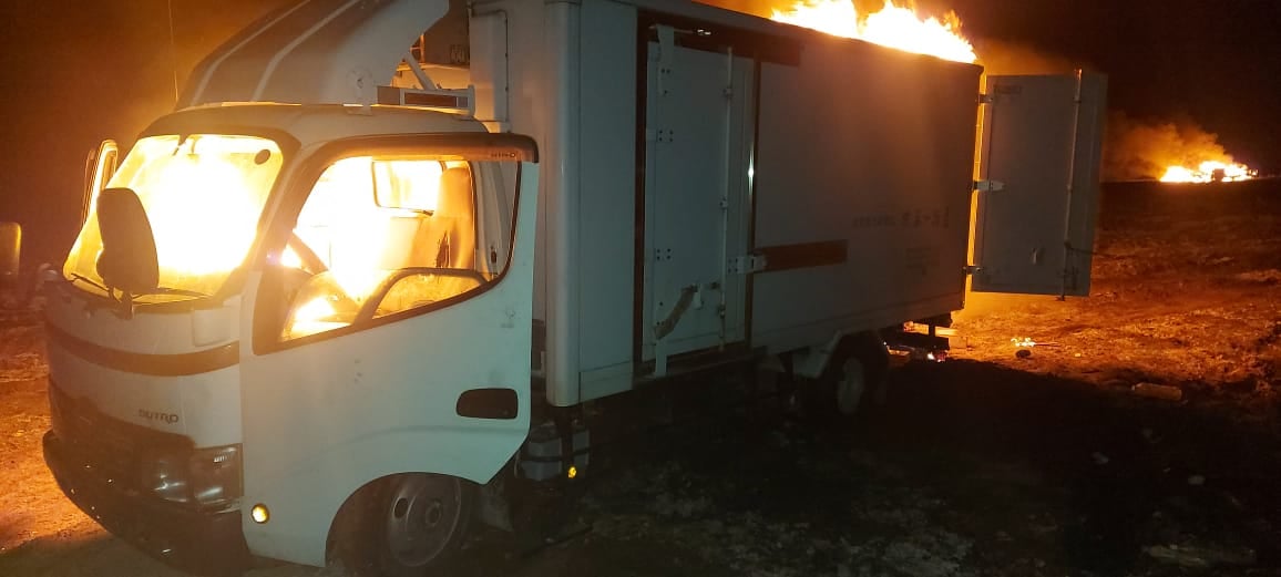 Interceptan y queman siete vehículos con mercadería de contrabando en Pisiga