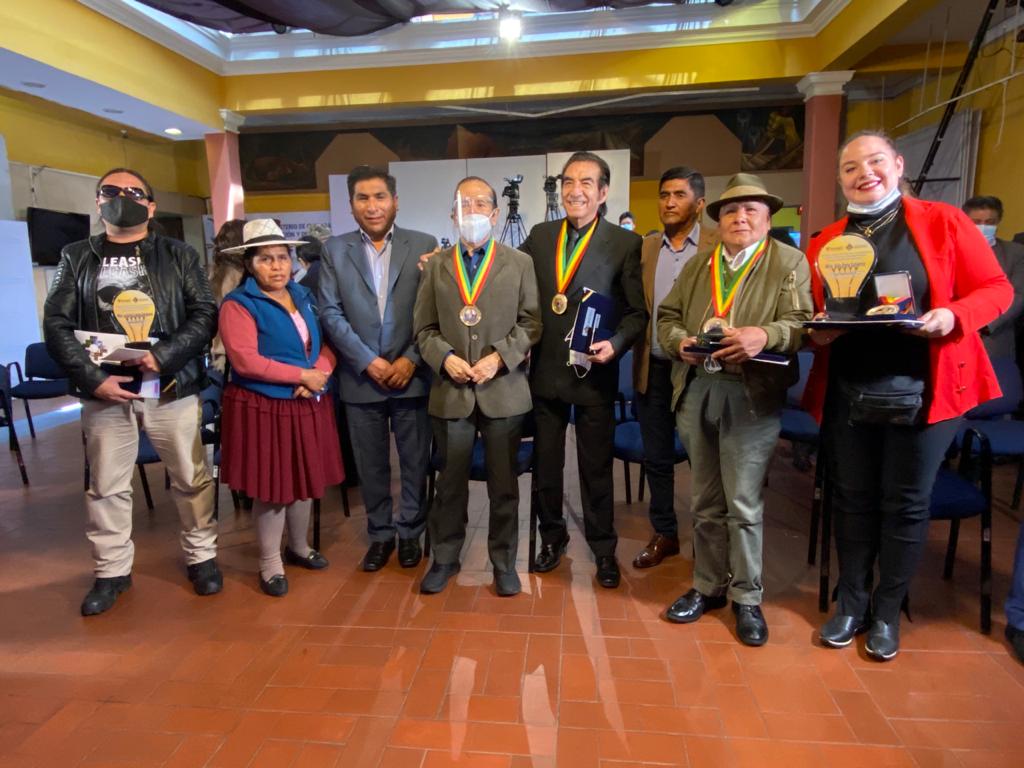 Compositores bolivianos con una trayectoria de más de 50 años reciben registro de propiedad intelectual de sus obras