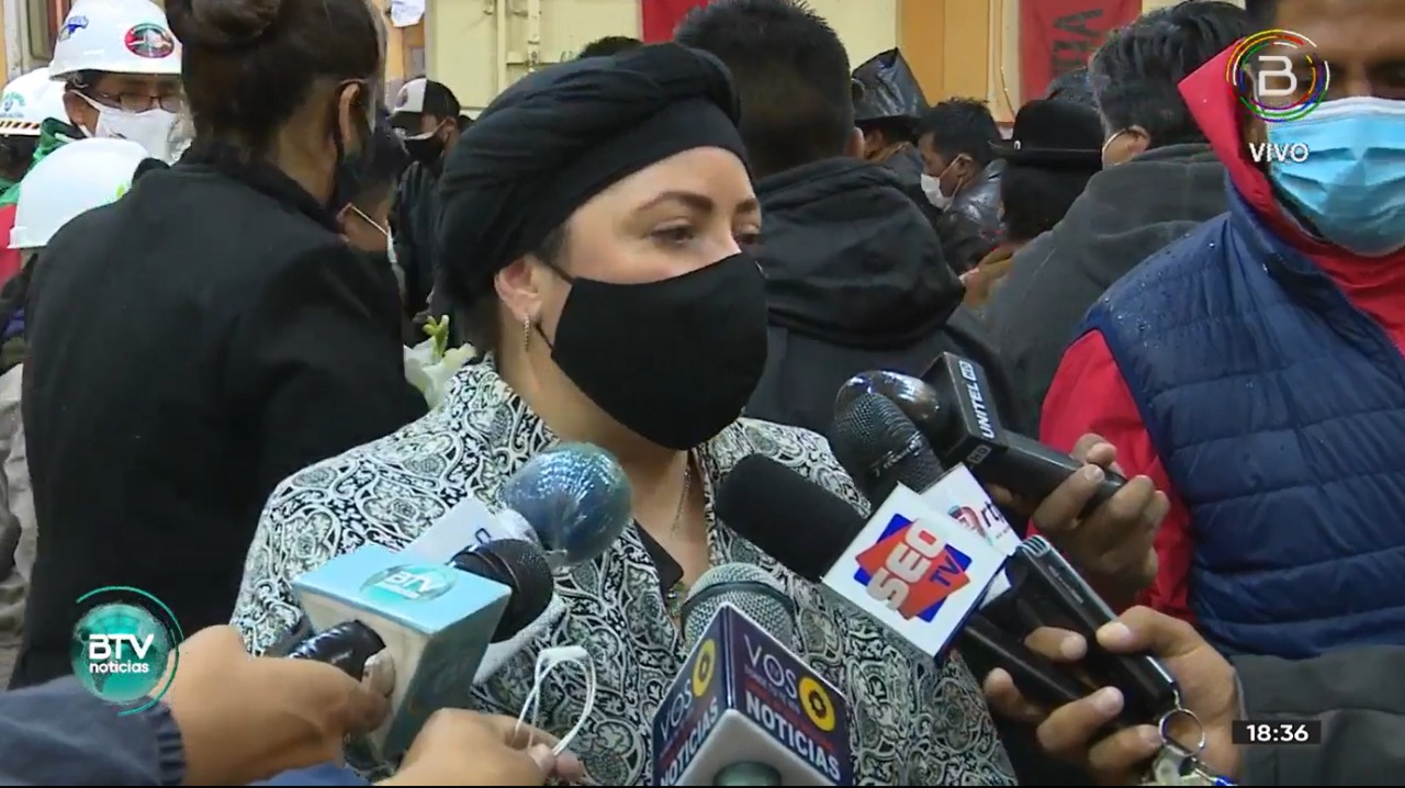 Ministra de la Presidencia da el último adiós a Felipe Quispe y resalta su lucha y rebeldía