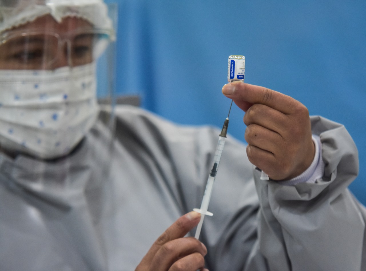 Presidente Arce saluda a estudiantes de la UMSA que participarán en inmunización contra el COVID-19