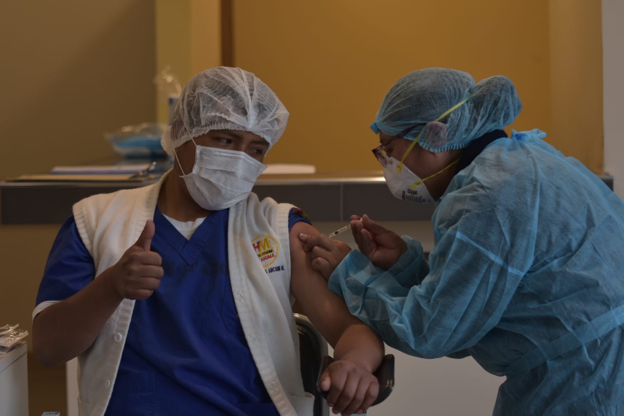 Al menos 90 profesionales de salud de hospitales de Cotahuma y La Portada recibieron vacuna Sputnik V