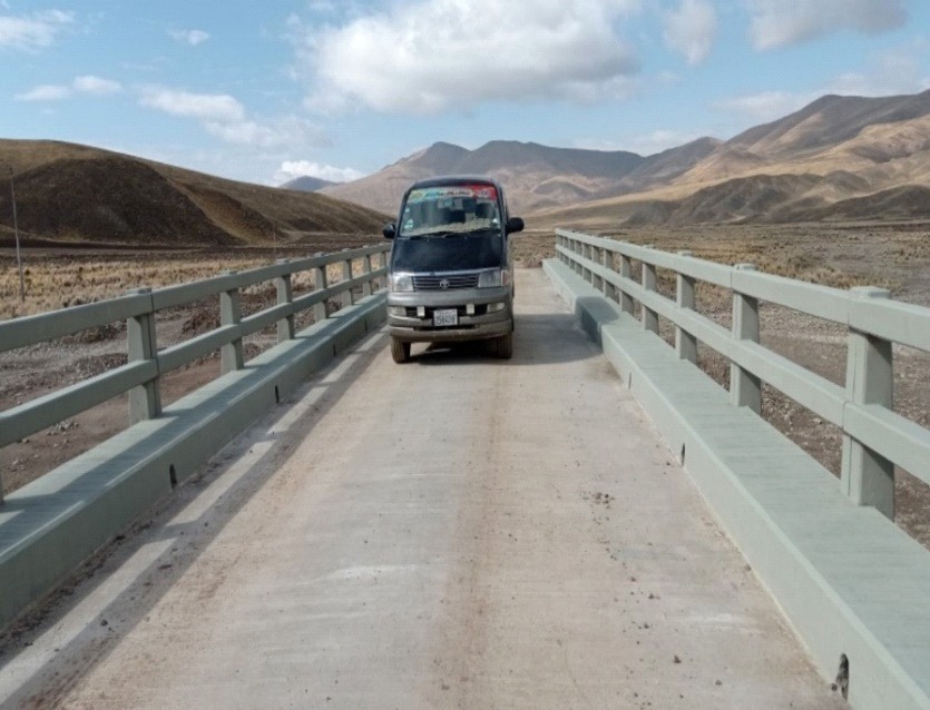 Presidente Arce entrega puente en el municipio de Antequera con una inversión de Bs 1,4 millones