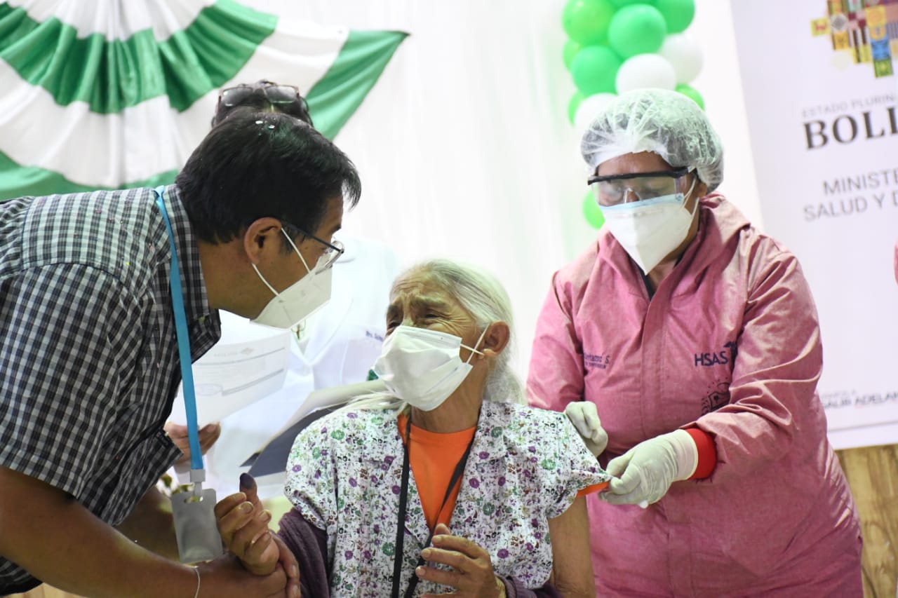 Narcisa Miranda es la primera adulta mayor en recibir la vacuna anticovid en Chuquisaca