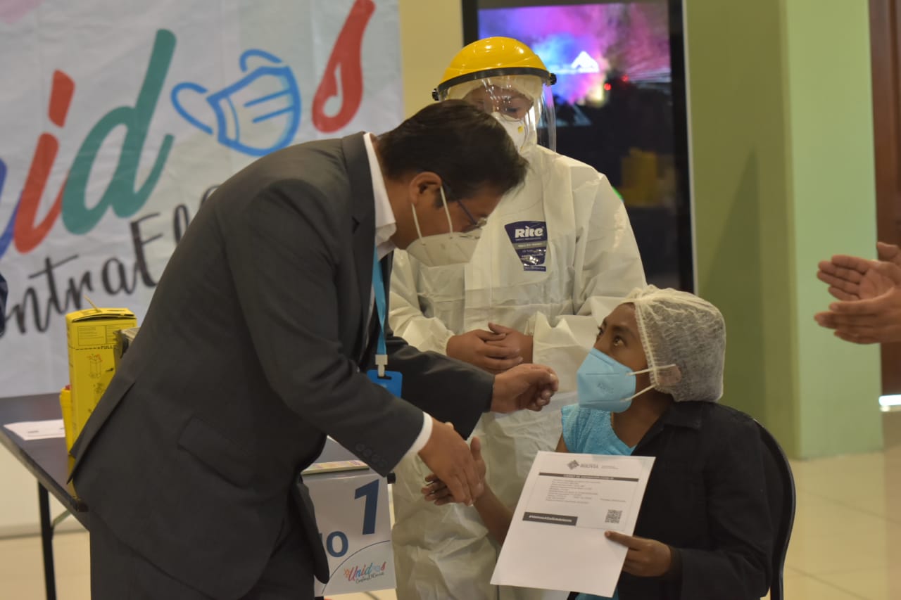 Primera inmunizada en La Paz: “Esta vacuna nos está salvando la vida”