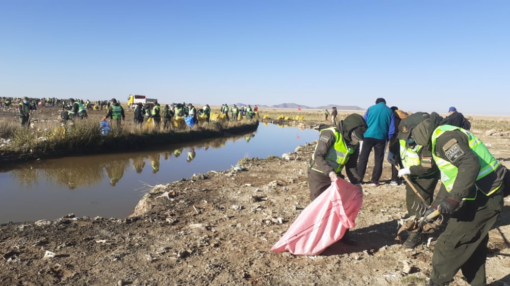 Oruro: Inician campaña de limpieza de las riberas del lago Uru Uru