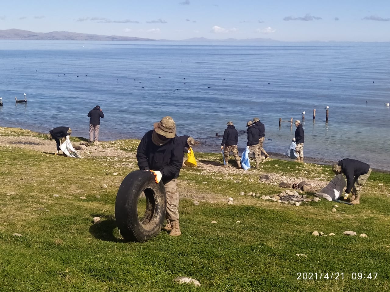 Armada Boliviana despliega 1.500 efectivos para la limpieza del lago Titicaca