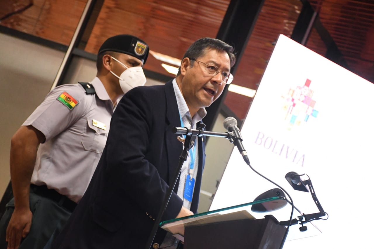 Presidente exhorta a los médicos para que refuercen la primera línea de vacunación masiva contra el COVID-19