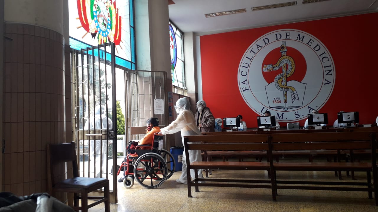 Denuncian que 150 jóvenes se vacunaron con certificados médicos falsos perjudicando a personas con enfermedades crónicas