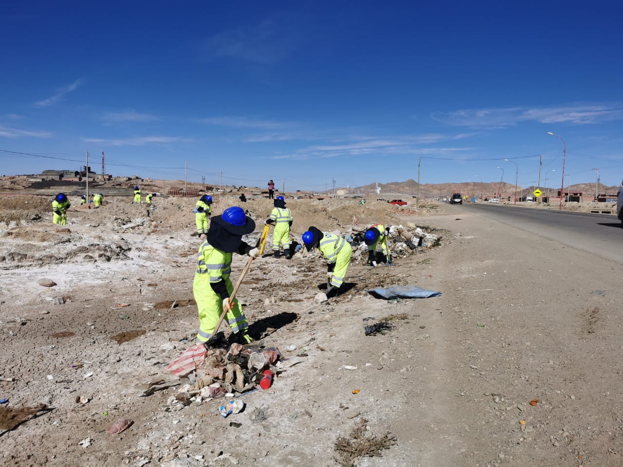 Administradora Boliviana de Carreteras continúa con la campaña piloto de limpieza en vías de Oruro