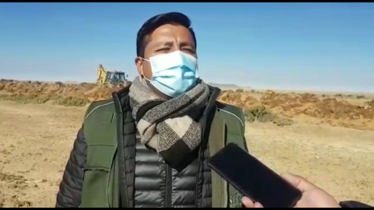 Continúan las tareas de limpieza en orillas del lago Uru Uru de Oruro