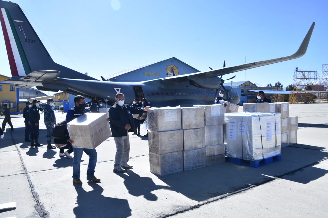 Arriban a Bolivia las 150.000 dosis de vacunas AstraZeneca donadas por México (amplia)