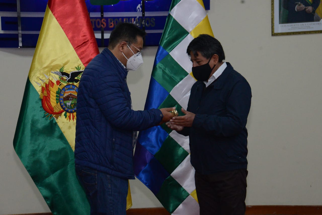 Presidente hace entrega del Bastón de Mando al Vicepresidente y viaja a Venezuela para cumbre de jefes de Estado