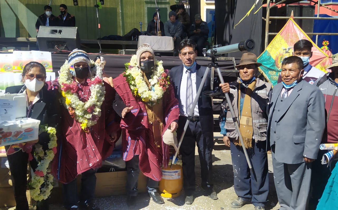 Educación entrega laboratorios para tres unidades educativas de Sica Sica