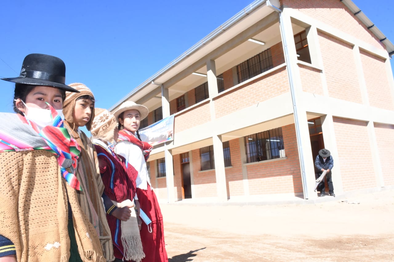 Unidad educativa de Tolacollo estrena aulas y tinglado con una inversión de Bs 1,2 millones