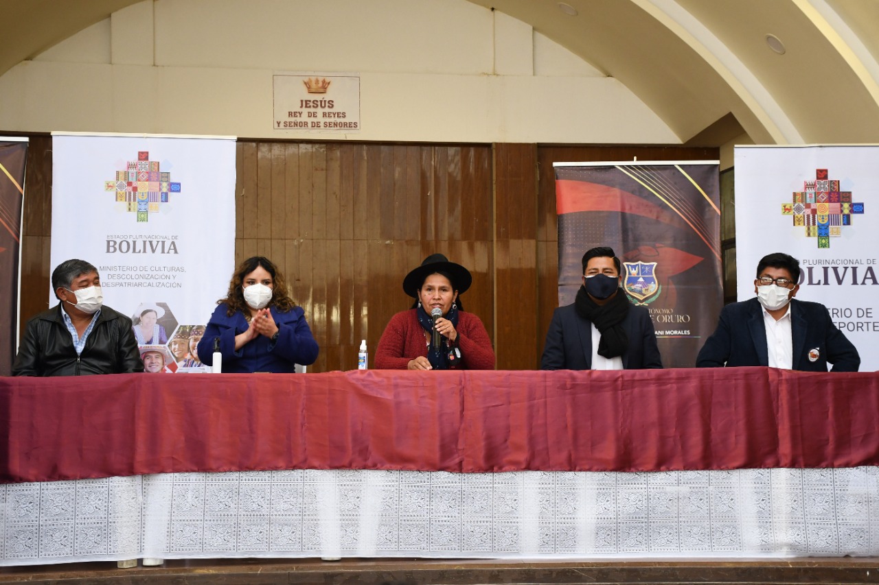Danzarines, músicos y bordadores del Carnaval de Oruro se suman a la campaña de vacunación contra el COVID-19