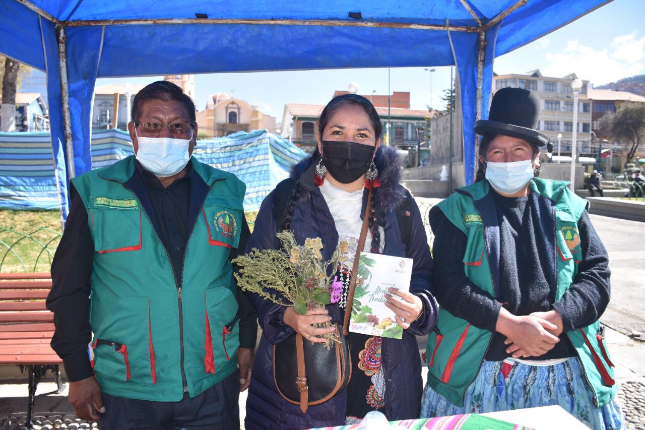 Médicos naturistas exponen plantas medicinales junto al Ministerio de Salud y comparten sus saberes con la población