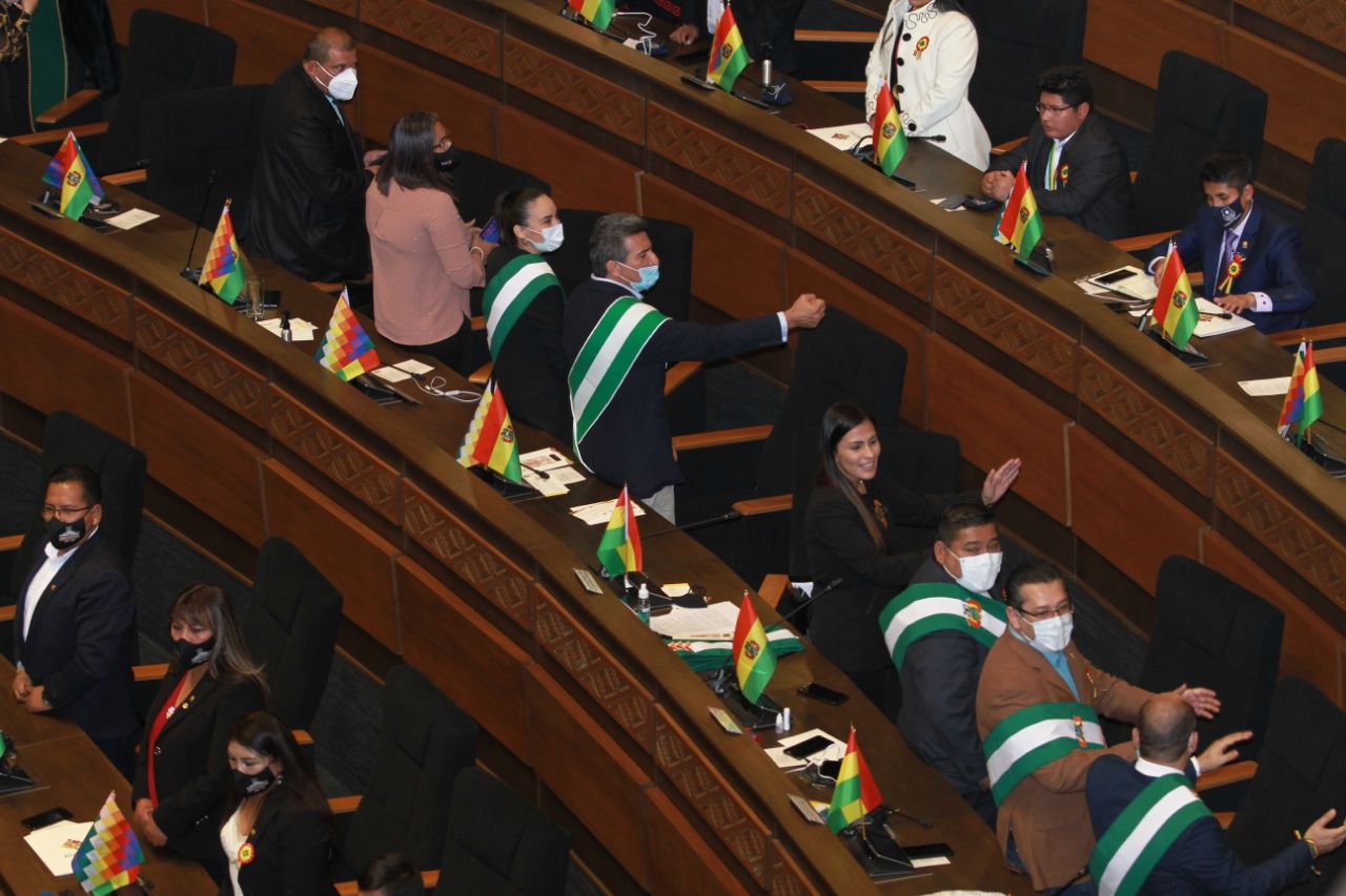 Legisladores de Camacho y Mesa interrumpen discurso del Presidente y buscan impunidad para el golpe de Estado de 2019